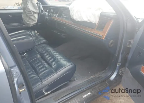 1994 Lincoln Town Car Executive z USA, uszkodzony, nr VIN 1LNLM81W0RY669379